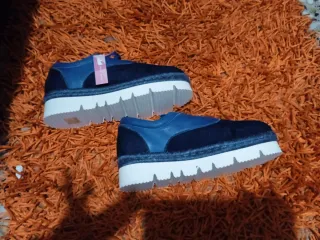 Zapatos azules de terciopelo