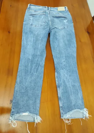 Pantalón vaquero desgastado