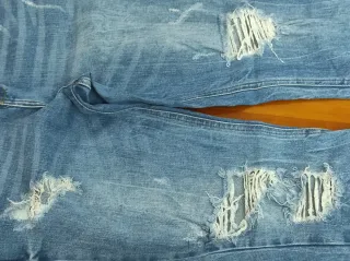 Pantalón vaquero desgastado