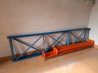 Estantería industrial metálica naranja y azul