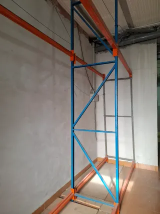 Estantería industrial metálica naranja y azul