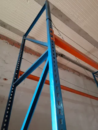 Estantería industrial metálica naranja y azul