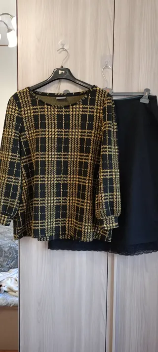 Gonna nera e felpa scozzese taglia XL