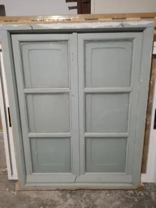 Ventana de madera con puertas