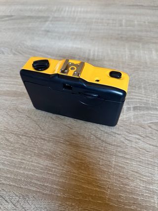 Cámara de carrete vintage amarilla