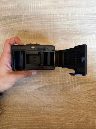 Cámara de carrete vintage amarilla