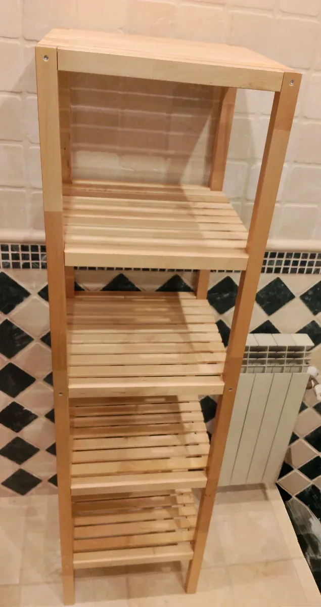 Estantería de madera natural