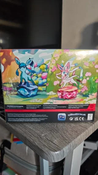 Pokémon Prismatic Evolutions Mini Tin Display ENG