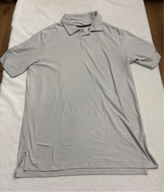 Polo gris de manga corta de Adidas.