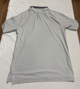 Polo gris de manga corta de Adidas.