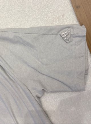 Polo gris de manga corta de Adidas.