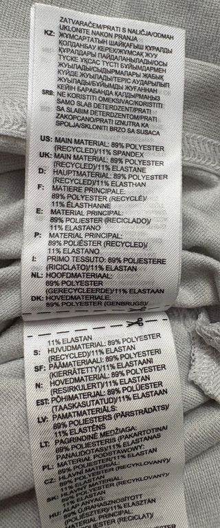 Polo gris de manga corta de Adidas.