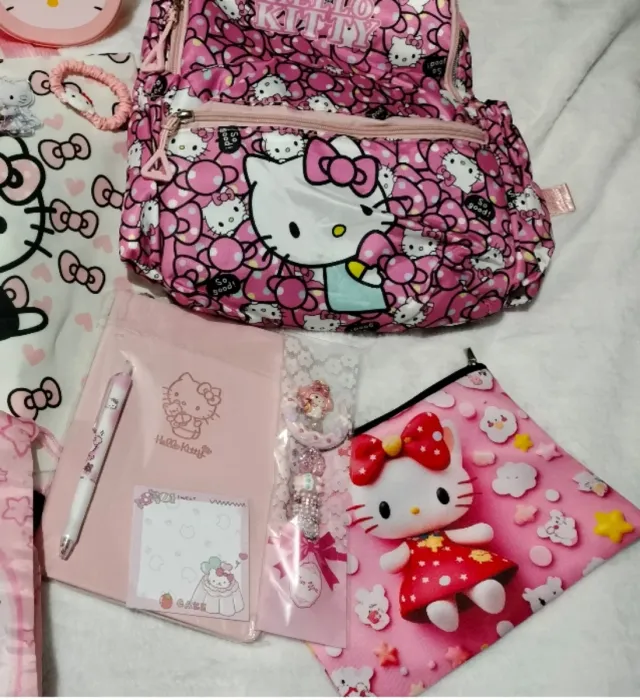 Lote Hello Kitty: Bolso, Mochila y Accesorios