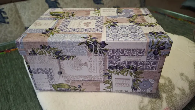 Caja de carton decorada.