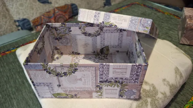 Caja de carton decorada.