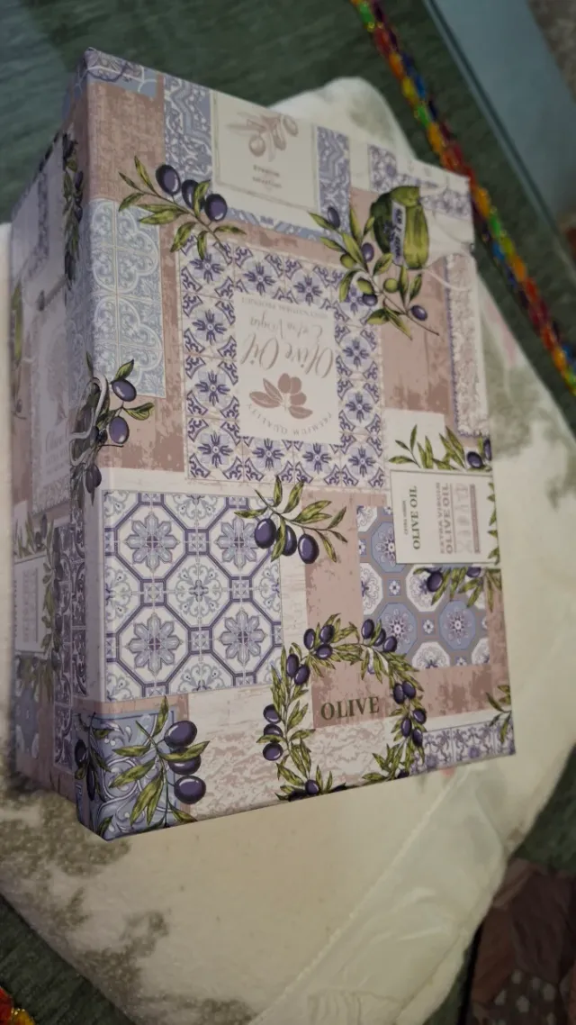 Caja de carton decorada.