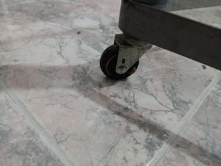 Mesa de cristal Ikea con ruedas