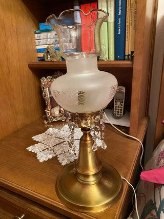 Lámpara de mesa dorada y cristal.