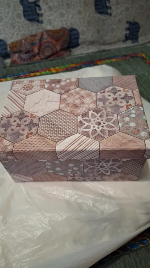 Caja de cartón decorada