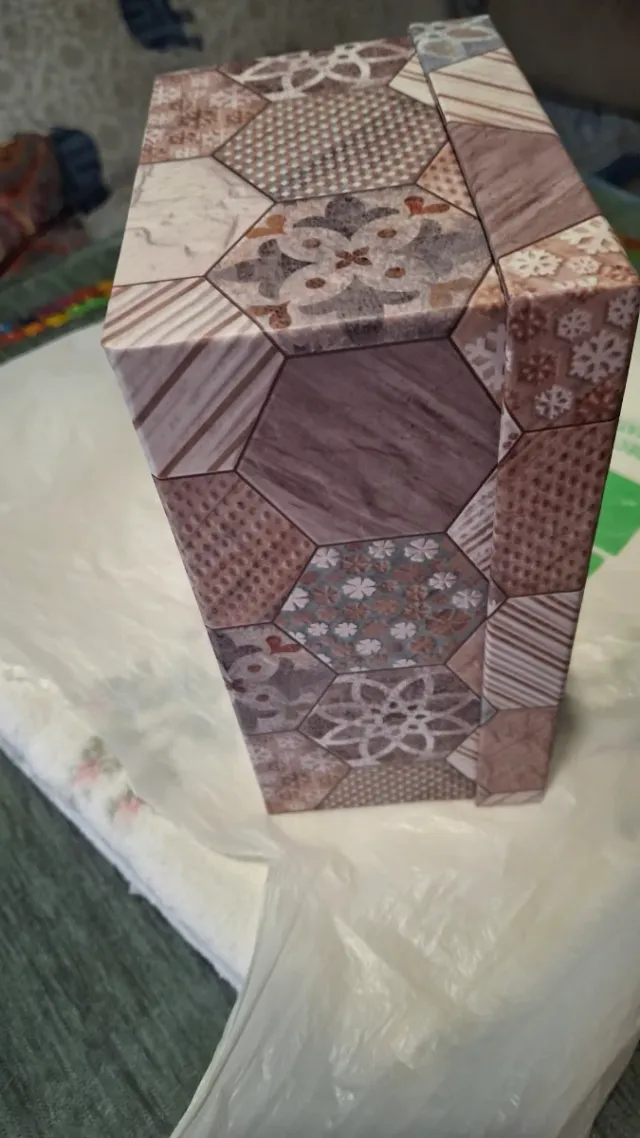 Caja de cartón decorada