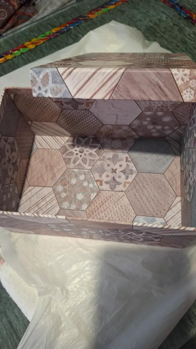 Caja de cartón decorada