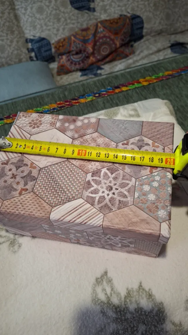 Caja de cartón decorada