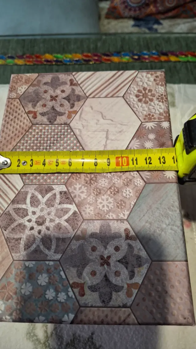 Caja de cartón decorada