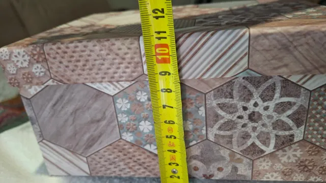 Caja de cartón decorada