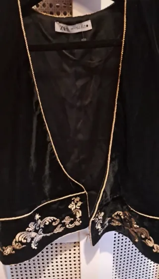 Chaleco ZARA Negro Dorado Bordado Talla Única