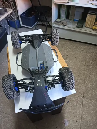 Traxxas 1/10 RC muy nuevo y utilizado poco