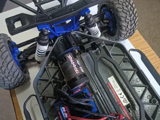 Traxxas 1/10 RC muy nuevo y utilizado poco