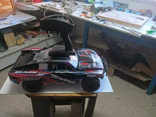 Traxxas 1/10 RC muy nuevo y utilizado poco