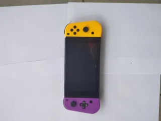 Nintendo Switch con 4 juegos, 3 mandos, maletín...