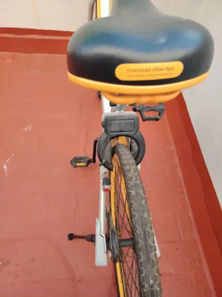 Bicicleta de paseo plateada con cesta