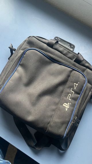 PS4 con mando, funda y 2 juegos