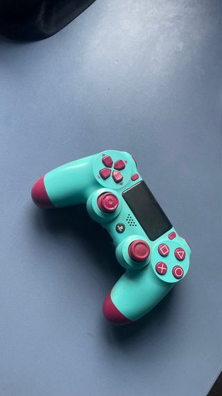 PS4 con mando, funda y 2 juegos