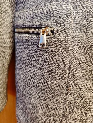 Abrigo Zara gris con cremallera