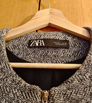 Abrigo Zara gris con cremallera