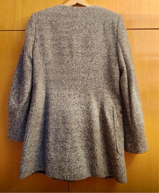 Abrigo Zara gris con cremallera