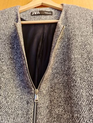 Abrigo Zara gris con cremallera