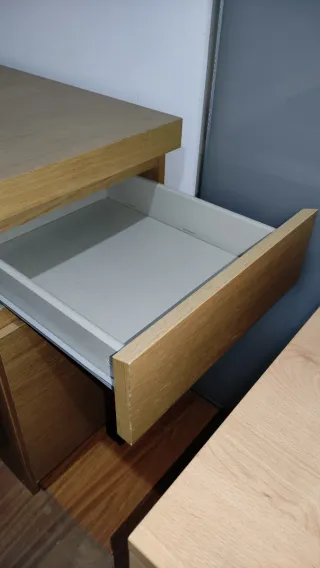 Scrivania Ikea Malm in legno con cassettiera