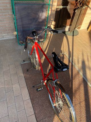 Bicicletta rossa restaurata