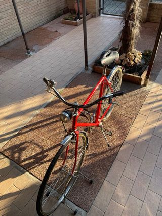 Bicicletta rossa restaurata