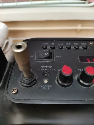 Altavoz Fonestar , le falta el cargador.Luces led.