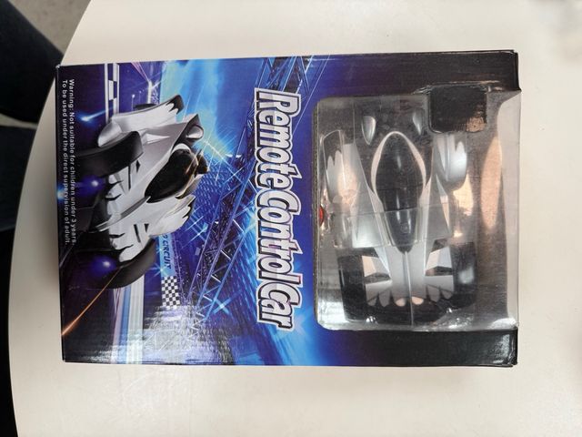 Auto telecomandata con design sportivo