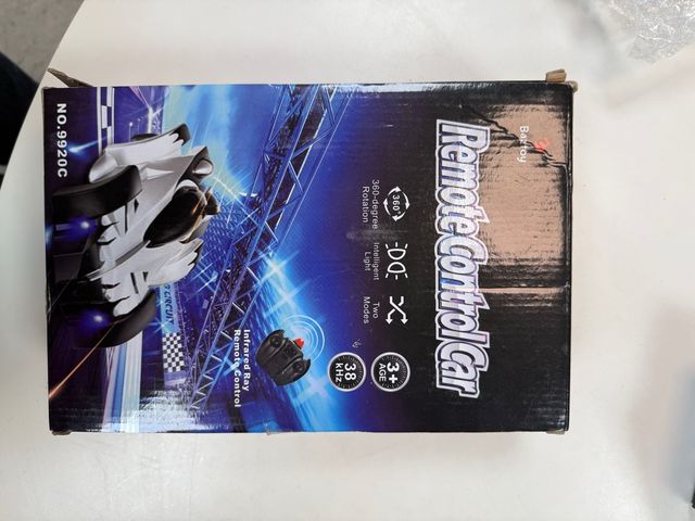 Auto telecomandata con design sportivo