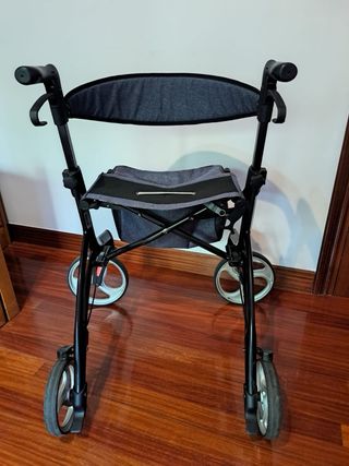 Andador para personas mayores marca KMINA.