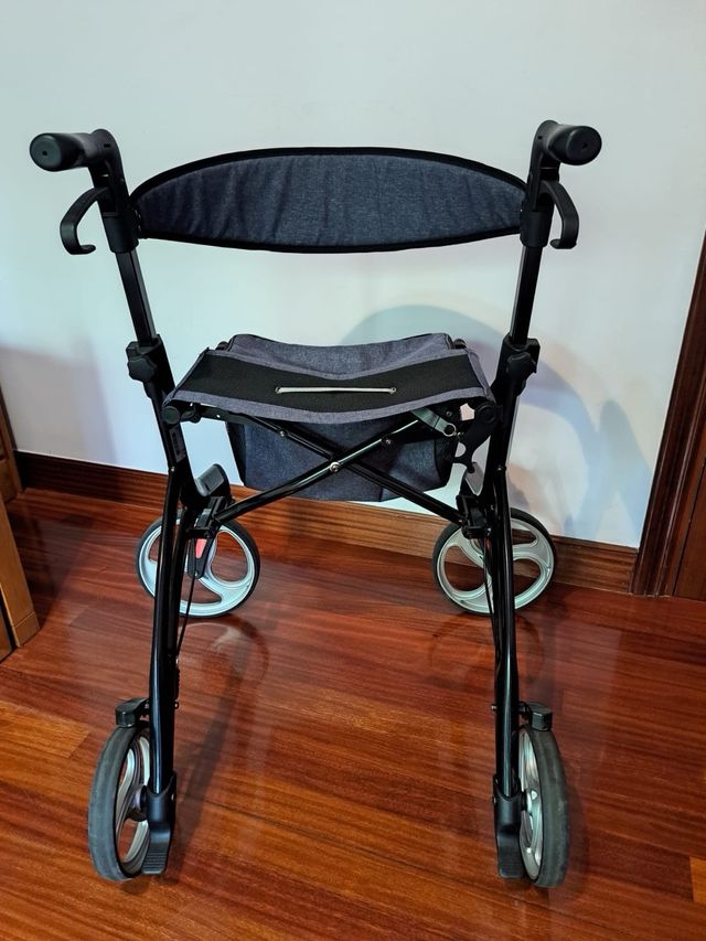 Andador para personas mayores marca KMINA.