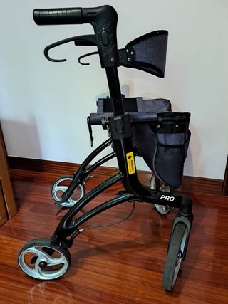 Andador para personas mayores marca KMINA.