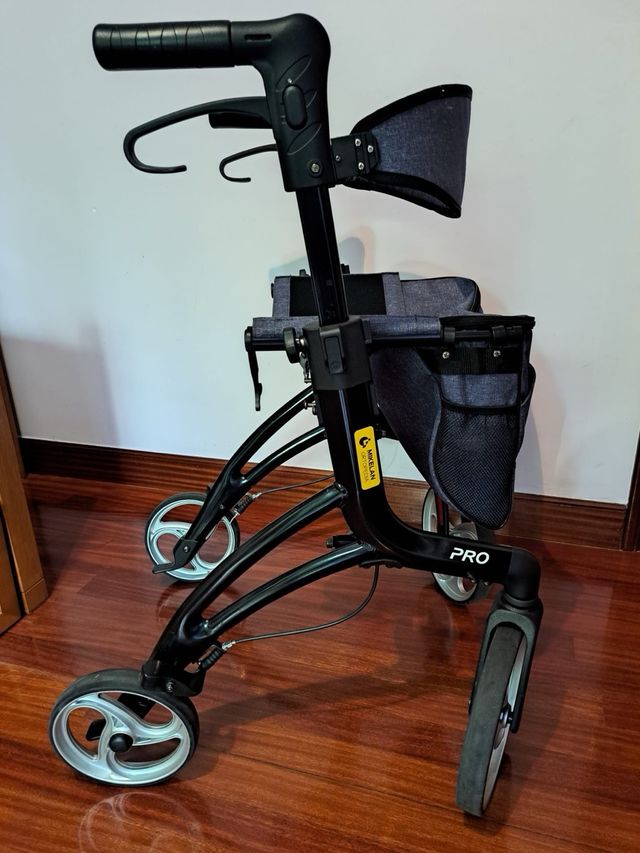 Andador para personas mayores marca KMINA.